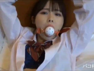 【小马探花】五官非常精致甜妹小姐姐，半脱下裤子舌吻调情，特写手指摩擦扣穴，抬腿侧入猛操喊好硬